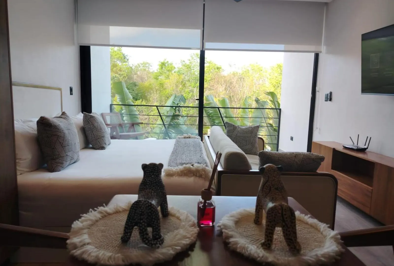 Enmedio De La Zona Hotelera Y El Centro Tulum